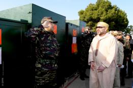 Image du Maroc Professionnelle de  Sa Majesté le Roi Mohammed VI, préside, supervise personnellement et donne le coup d'envoi à l’aéroport internationale de Casablanca de l’opération d'acheminement de l'aide humanitaire destinée au peuple palestinien frère. le 29 Mai 2018. Cette opération englobe le déploiement d’un hôpital de campagne des Forces Armées Royales (FAR), l’octroi de couvertures et d’un lot de médicaments de première nécessité, ainsi que la fourniture d’une aide alimentaire par la Fondation Mohammed V pour la solidarité,  (Photo/ SPPR) via Jalilbounhar.com 